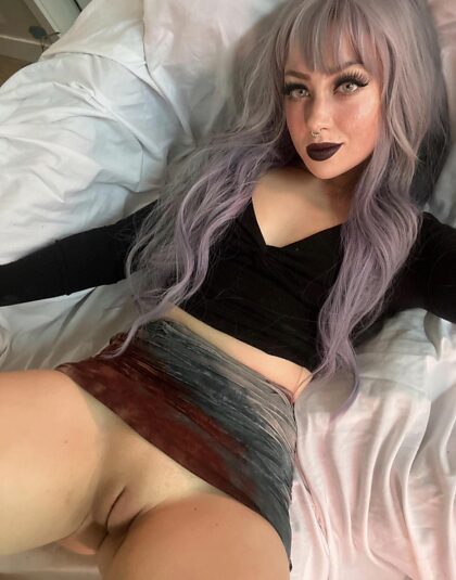 Kiss my lips and then eat my pussy, I don't care if black lipstick gets everywhere