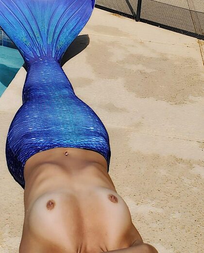 Flikkerende topless zeemeermin bij het zwembad