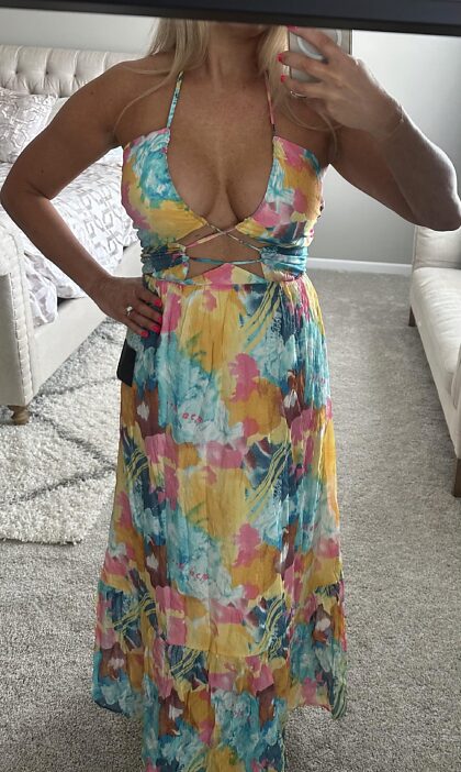 Ich liebe dieses farbige Kleid!  Soll ich es zum Grillfest in der Nachbarschaft tragen?
