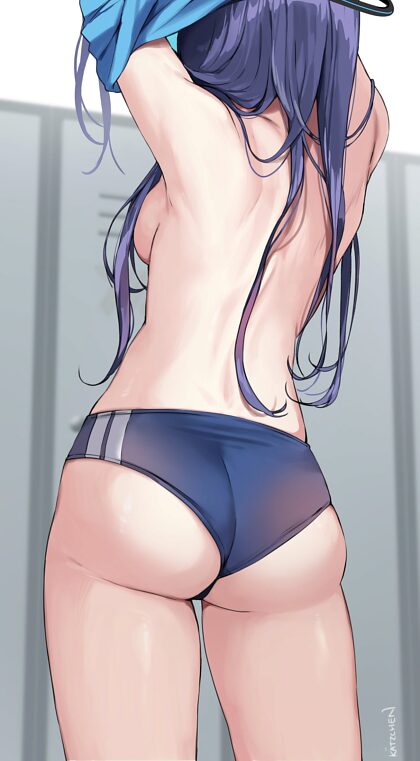 Yuuka desnudándose