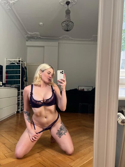 A blonde tatted girl who need new friends here;)