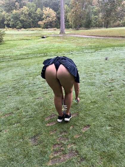成熟的熟女与丈夫一起打高尔夫球，并且不怕教他真正最好的球洞是什么......同意吗？