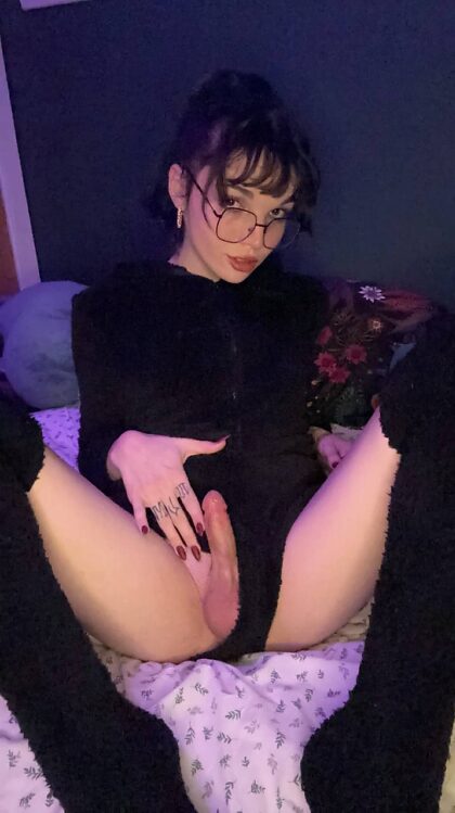 Anyone still looking for a gothslut gf this halloween? 