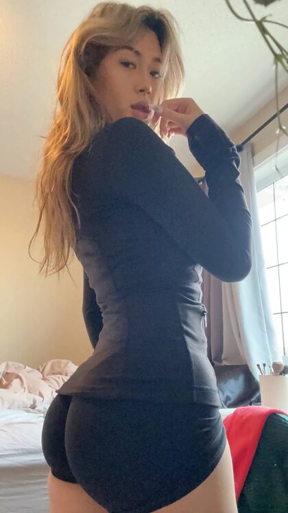19F This is how my butt looks when I'm at the gym lol, awkward