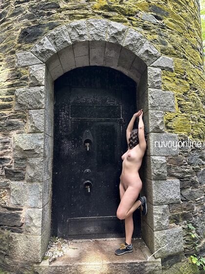 Desnuda en la antigua torre de retiro de piedra