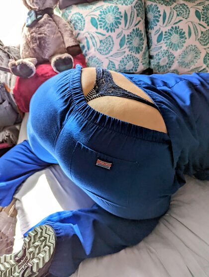 출근 전 아내가 끈팬티를 입고 큰 엉덩이를 신고 있어요!