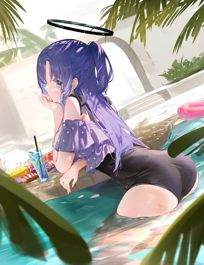 Yuuka in het zwembad