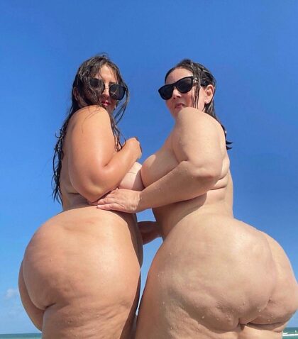 Chicas gordas en la playa nudista