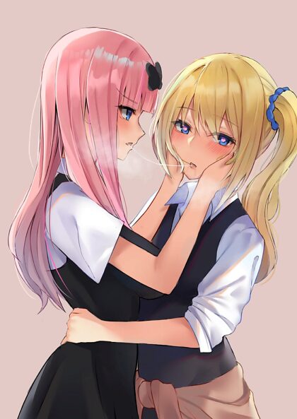 Chika y Hayasaka besándose