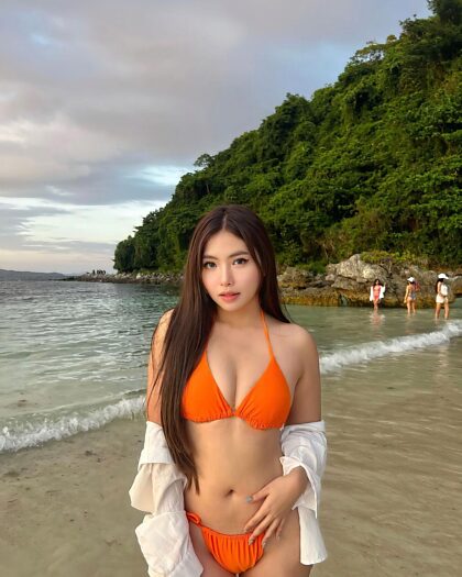 Bambina in bikini arancione