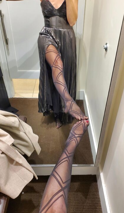 Divertimento nel camerino.  Pensi che dovrei prendere questo vestito?..