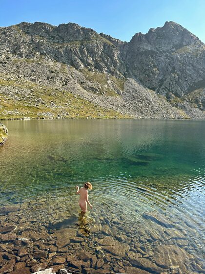 山の湖で泳ぐ