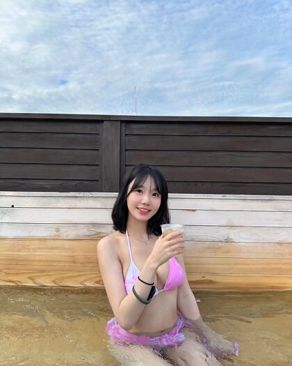 Chica coreana en un spa lechoso