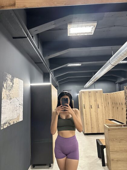 gym changing room selfie