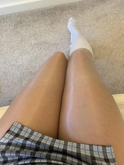 Office trouble: because you liked yesterday’s outfit a lot, here is a bit more! After the night out I paired my pantyhose with a pair of warm baby blue knee high socks 