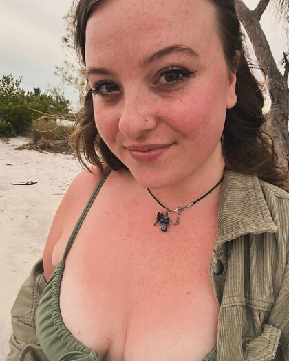 只是海滩上一个有雀斑的女孩！