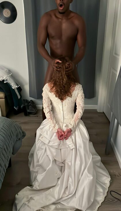 Mon mari a adoré regarder sa femme faire plaisir à son taureau dans notre robe de mariée