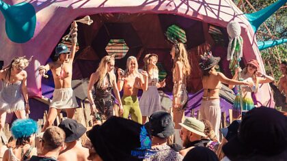 Meninas australianas de topless no Festival