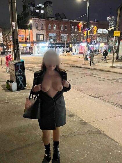 Ele apostou que eu não mostraria meus peitos no meio da rua enquanto íamos saindo do bar