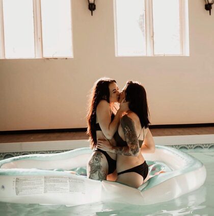 Beijo na piscina