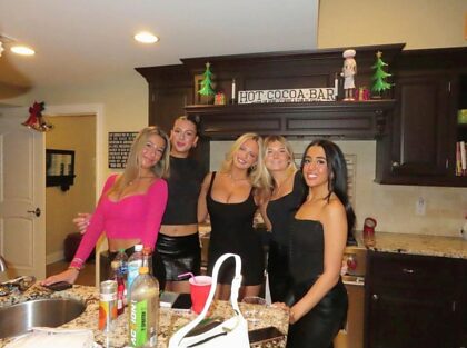 Cinco amigas celebrando la víspera de Año Nuevo