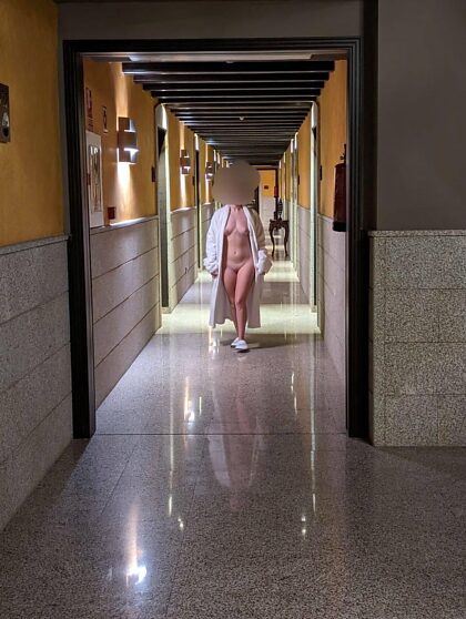 ¡Caminando desnuda por el pasillo de un hotel, esperando que alguien saliera de su habitación!
