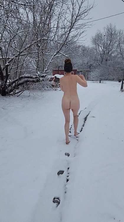 ¡Correr descalzo para hacer un ángel de nieve!