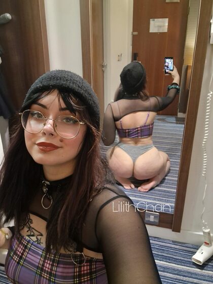 Spero che questa foto del culo che ho scattato nello specchio dell'hotel ti renda il cazzo duro