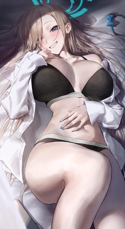 Asuna met open shirt en manchetten