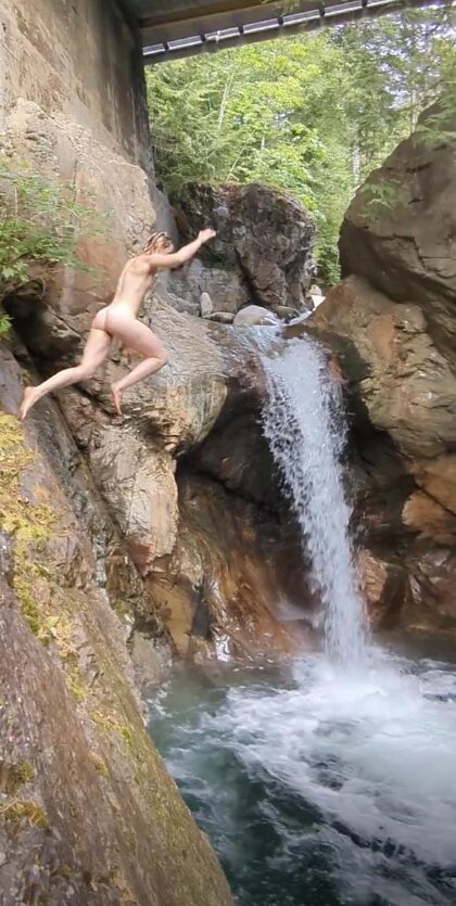 Alguém está nadando nu em uma cachoeira?
