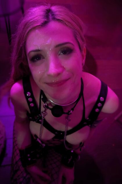 첫 번째 BDSM 섹스 파티에 갔는데 정말 즐거웠던 것 같아요 :)
