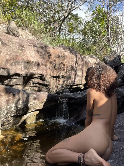 Tomar banho nu na cachoeira é o melhor