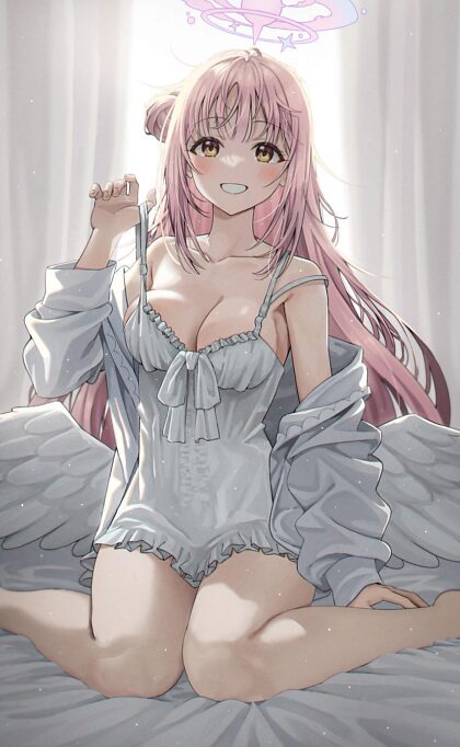 Сексуальный ангелочек на кровати