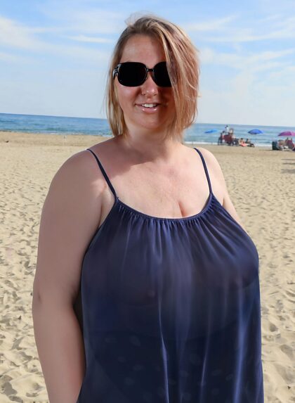 Ok, meu último dia de férias, o lugar não é de topless, mas acho que consegui mostrar minhas curvas para você!