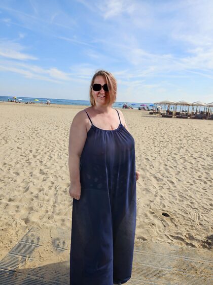Ok my last day on holiday, the place is non-topless but i think ive just about managed to show my curves off for you !