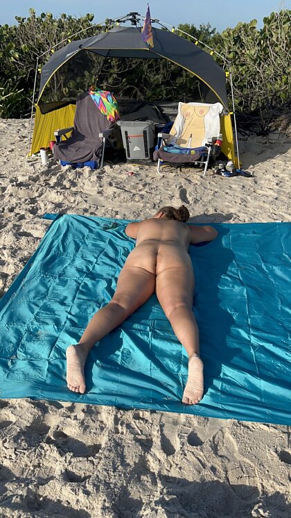 Épouse nue sur la plage, '23