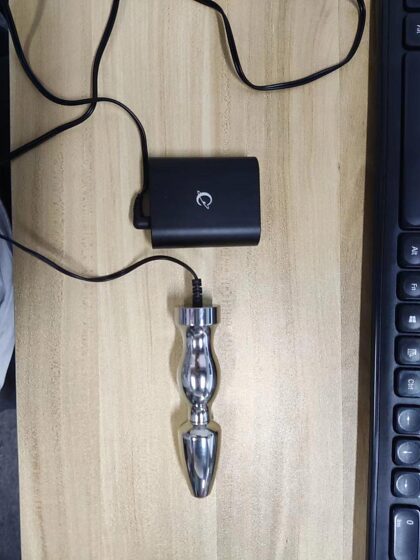 BDSM용 애널 플러그가 있는 전기 충격 장치