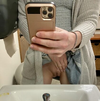 It’s Saturday and I’m working...that means sneaky pussy pics in the bathroom 