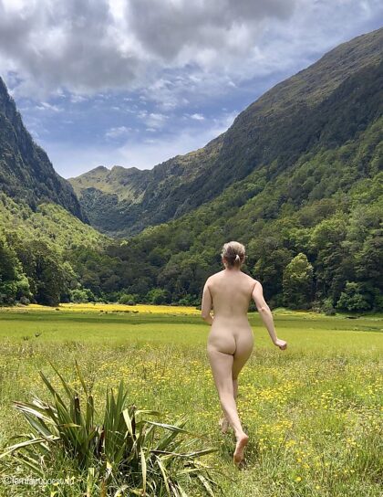 Nudista corriendo en el paraíso