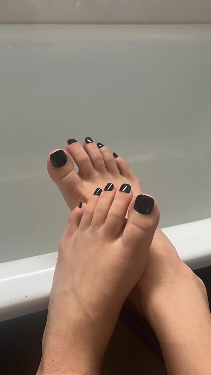 Хорошо, мне нравятся черные ногти на ногах