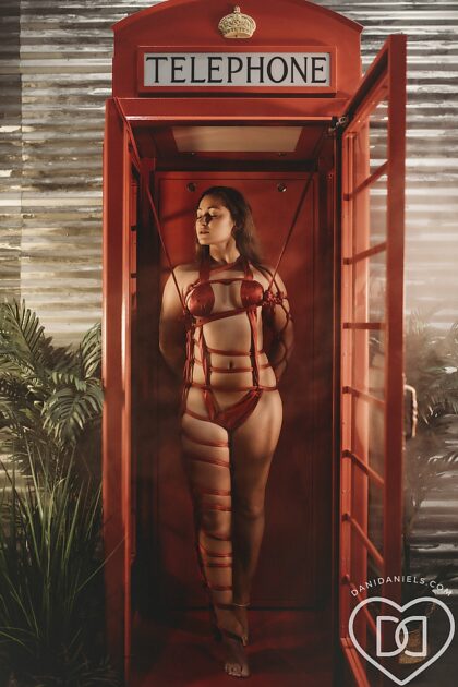 Le corps sexy de Dani Daniels est lié à un fantôme téléphonique.