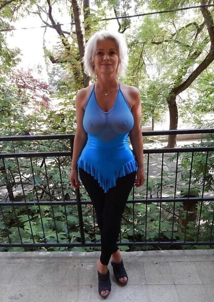 Another busty gilf