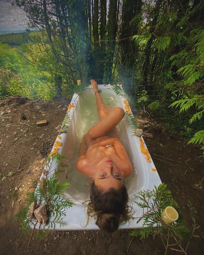 和我一起泡在我的威尔士花园的热水浴缸里