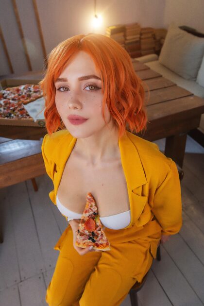 April O'Neil jest gotowa na randkę z tobą na pizzę!  Chcesz być jej walentynką?  Cosplay mojego autorstwa