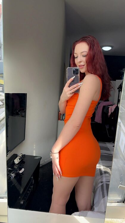¿Te gusta cómo este vestido abraza mis curvas y mi trasero?