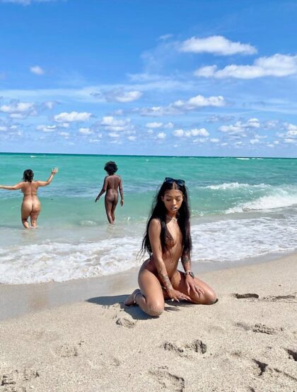 Eu adoro a praia de nudismo