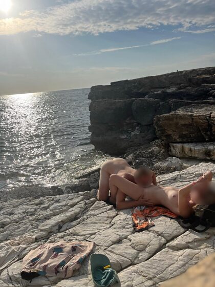 找个男朋友，当你在悬崖上晒日光浴时，他会舔你