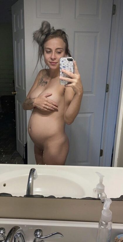Мне нравится, когда мужчина снимает одежду с моего беременного тела