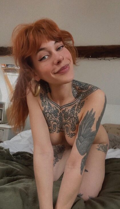 Счастливая рыжая с татуировкой