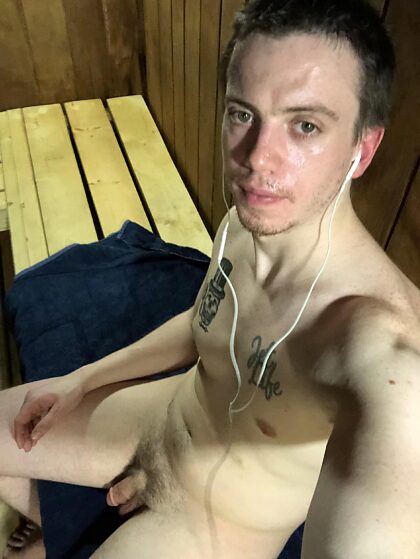 Quelqu'un veut s'amuser dans le sauna